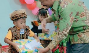 Kepala Dinas Pendidikan Kab. Indragiri Hilir Serahkan Sertifikat kepada Peserta Didik TK Viedu Inklusi
